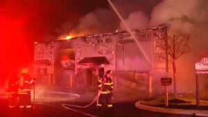 Cháy lớn phá hủy kho hàng điện tử ở Delaware