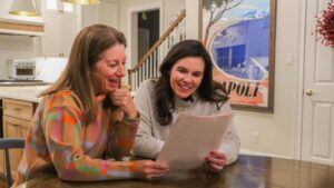 Bà mẹ ở Pennsylvania phát hiện bạn qua thư hồi thập niên 90 là người đỡ đẻ cho hai con