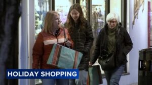 Người dân đổ xô đến các cửa hàng hậu Lễ Tạ Ơn để đổi trả và mua sắm 3 Người dân đổ xô đến các cửa hàng hậu Lễ Tạ Ơn để đổi trả và mua sắm