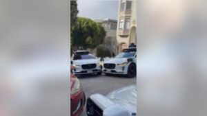 Vụ 'kẹt xe' hài hước: Xe tự lái Waymo đối đầu nhau tại San Francisco 19 Vụ ‘kẹt xe’ hài hước: Xe tự lái Waymo đối đầu nhau tại San Francisco