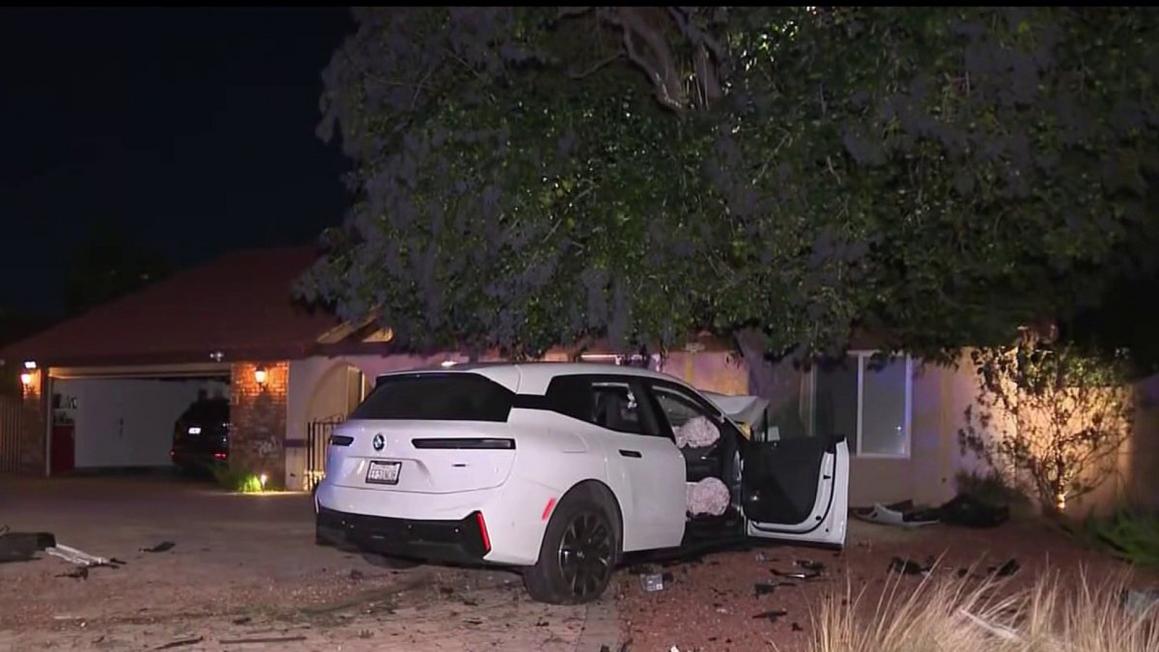 2 critically hurt in Northridge crash