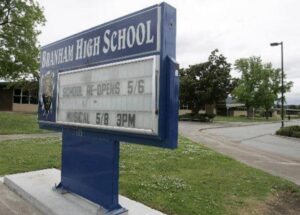 Trường Trung Học San Jose Điều Tra Vụ Học Sinh Tạo Hình 'Vạn Xoát' Bằng Người 32 Trường Trung Học San Jose Điều Tra Vụ Học Sinh Tạo Hình ‘Vạn Xoát’ Bằng Người