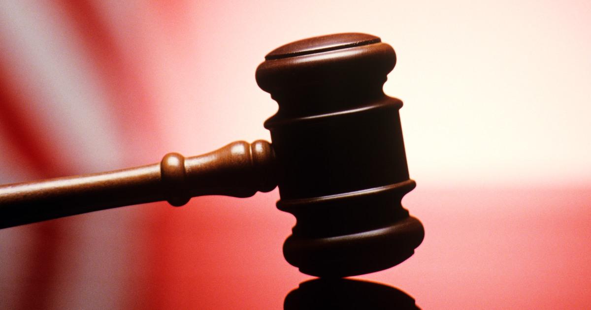 Chính quyền Tổng Thống Trump Nỗ Lực Mở Lại Hàng Ngàn Vụ Án Di Trú 1 240912 gavel se518p 08700e