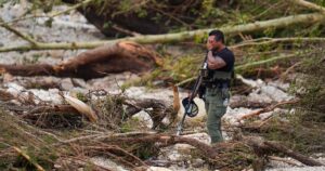 Những cuộc gọi 911 đầy cảm xúc hé lộ thảm kịch lũ lụt ở Texas