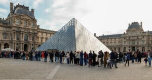 Hàng trăm hiện vật tại bảo tàng Louvre bị hư hại do ngập lụt 2 Hàng trăm hiện vật tại bảo tàng Louvre bị hư hại do ngập lụt