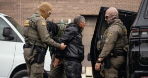 ICE Bắt Gần 75,000 Người Không Có Tiền Án