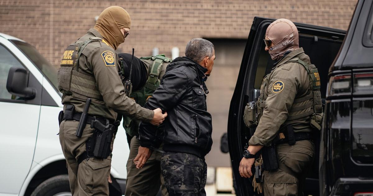 251112 ice detaining collecting identifiers es d4f267