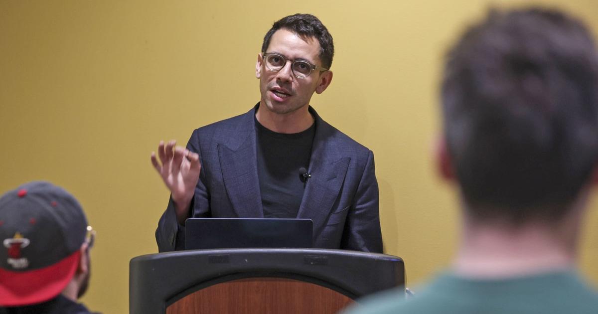 Cánh tay phải của Thống đốc DeSantis liên hệ với ứng viên Thống đốc Florida gây tranh cãi 1 251112 james fishback ONETIMEUSE mn 0840 9cbb72