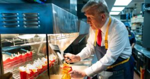 Trump từng phục vụ McDonald's để kết nối cử tri, nay nhiều người không đủ tiền ăn 28 Trump từng phục vụ McDonald’s để kết nối cử tri, nay nhiều người không đủ tiền ăn