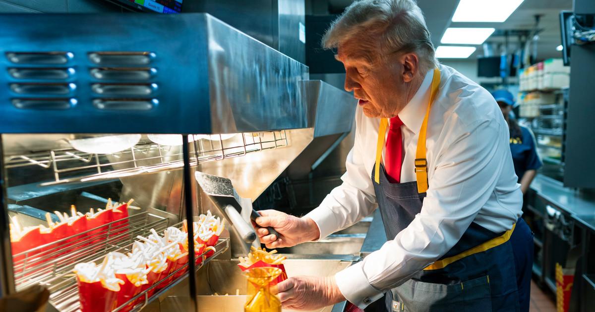 Trump từng phục vụ McDonald's để kết nối cử tri, nay nhiều người không đủ tiền ăn 1 251118 donald trump mcdonalds 2 es f3921d