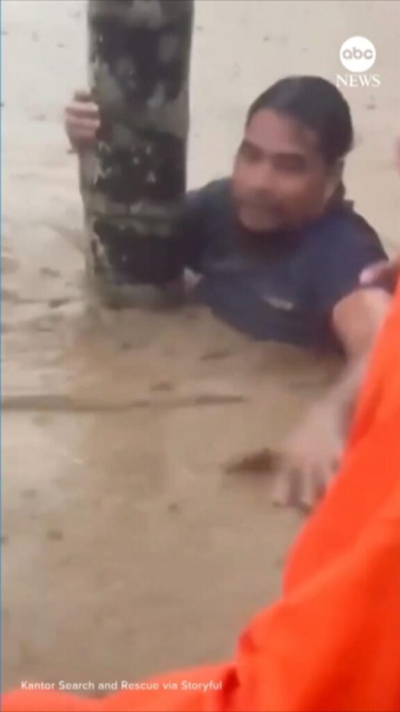 Lực Lượng Cứu Hộ Giải Cứu Người Bám Cây Giữa Lũ Lụt Chết Chóc Tại Indonesia 28 Lực Lượng Cứu Hộ Giải Cứu Người Bám Cây Giữa Lũ Lụt Chết Chóc Tại Indonesia