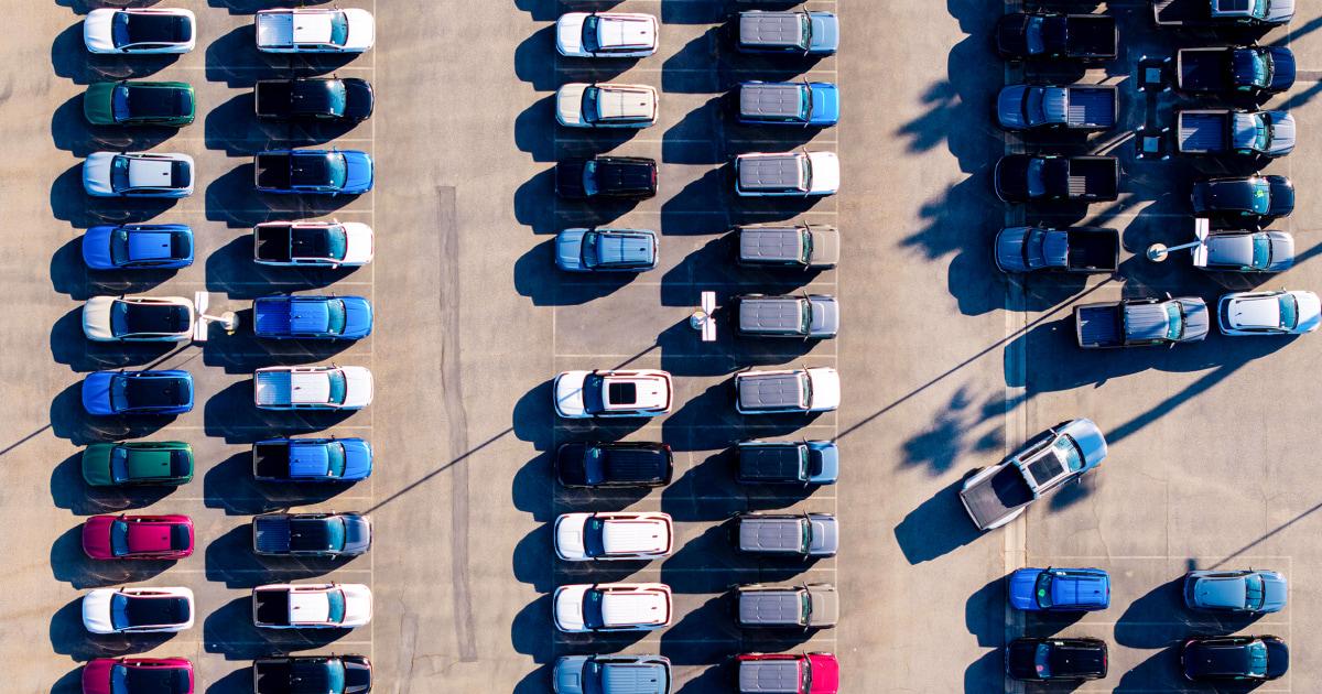 Tổng Thống Trump Sẽ Hạ Cấp Tiêu Chuẩn Tiết Kiệm Nhiên Liệu Cho Xe 1 251203 ford dealership gk 3122bc