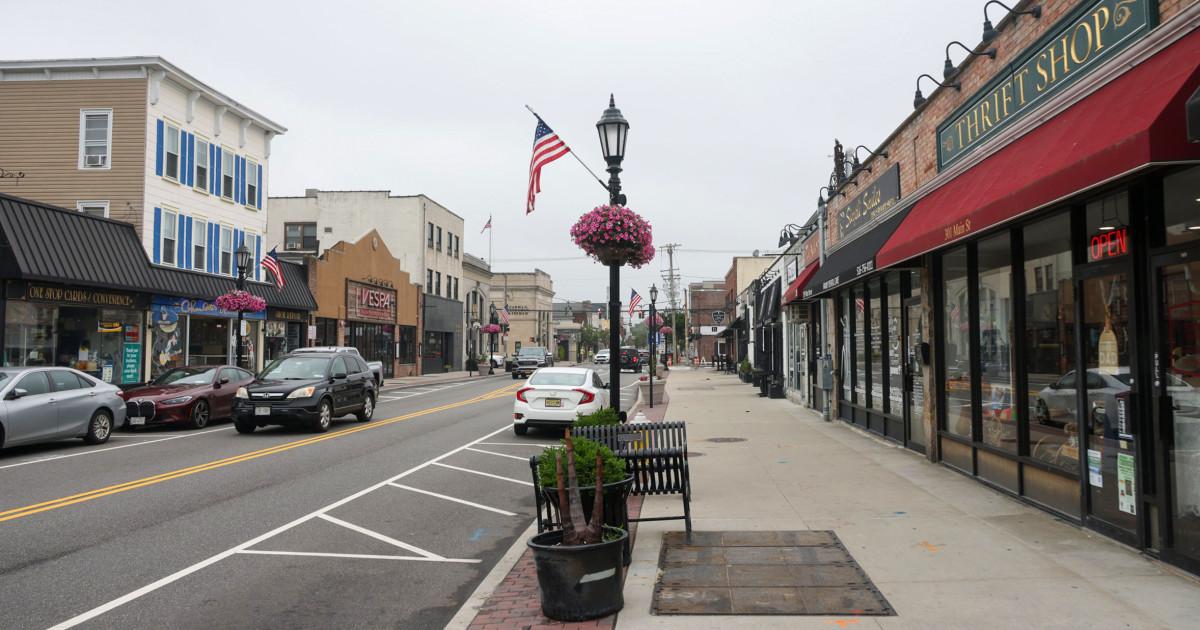 Chủ doanh nghiệp nhỏ đối mặt với quyết định sa thải nhân viên khó khăn 1 251203 small biz adp gk e49054