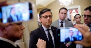 Chủ tịch Hạ viện Mike Johnson gặp khó khăn trong việc kiểm soát sàn Quốc hội 2 Chủ tịch Hạ viện Mike Johnson gặp khó khăn trong việc kiểm soát sàn Quốc hội