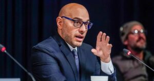 Luật sư thân cận Kennedy gây tranh cãi vì thông tin sai lệch về vaccine tại cuộc họp CDC 4 Luật sư thân cận Kennedy gây tranh cãi vì thông tin sai lệch về vaccine tại cuộc họp CDC