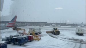 Hàng triệu người Mỹ đối mặt với thời tiết lạnh giá và có tuyết 21 Hàng triệu người Mỹ đối mặt với thời tiết lạnh giá và có tuyết