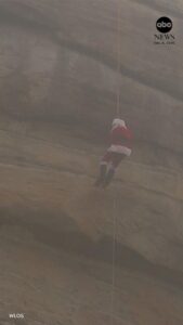 Ông già Noel đu dây trên vách núi để chuẩn bị cho Giáng Sinh