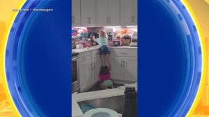 Cặp song sinh 3 tuổi 'nhiệm vụ bất khả thi' lấy kẹo không bị mẹ bắt 15 Cặp song sinh 3 tuổi ‘nhiệm vụ bất khả thi’ lấy kẹo không bị mẹ bắt