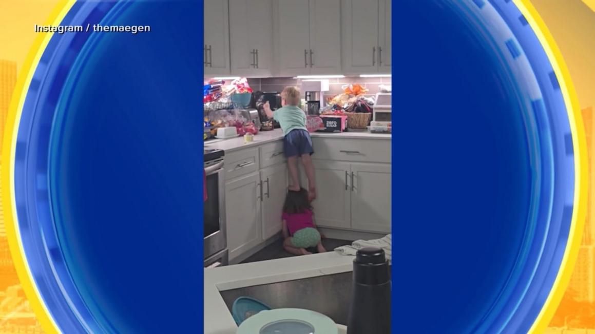 Cặp song sinh 3 tuổi 'nhiệm vụ bất khả thi' lấy kẹo không bị mẹ bắt 1