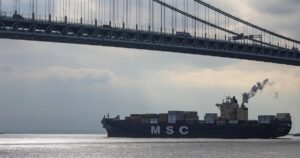 Doanh thu thuế quan của Tổng Thống Donald Trump giảm lần đầu tiên