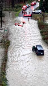 Mưa lũ thảm khốc buộc sơ tán khẩn cấp ở Tây Bắc Hoa Kỳ