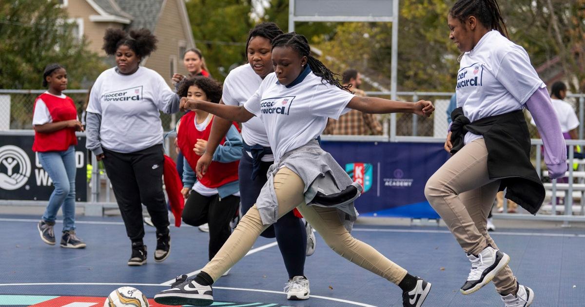 Bóng đá nữ Mỹ: Cải thiện sức khỏe thể chất và tinh thần cho cầu thủ 1 251212 Soccer Forward aa 909 938ba1