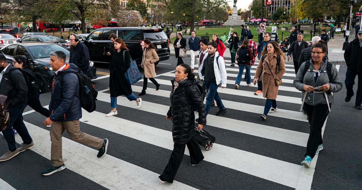 Thị trường việc làm Mỹ chao đảo: Tháng 10 mất 105,000 việc làm 1 251215 Commuters DC aa 1050 276adc 1