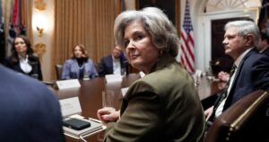 Chánh văn phòng Tòa Bạch Ốc Susie Wiles bị 'tấn công' trong bài phỏng vấn Vanity Fair 27 Chánh văn phòng Tòa Bạch Ốc Susie Wiles bị ‘tấn công’ trong bài phỏng vấn Vanity Fair