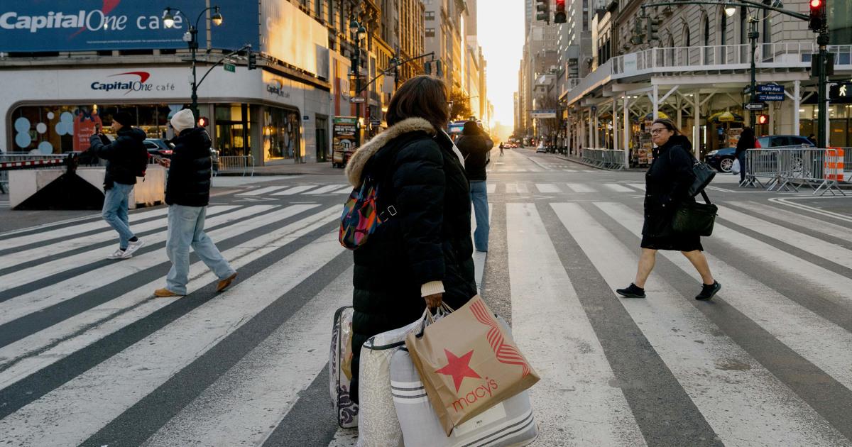 Lạm Phát Mỹ Giảm xuống 2.7% khi Giá Nhà Đất và Thực Phẩm Ổn Định 1 251217 black friday shopper lr fe10af 1