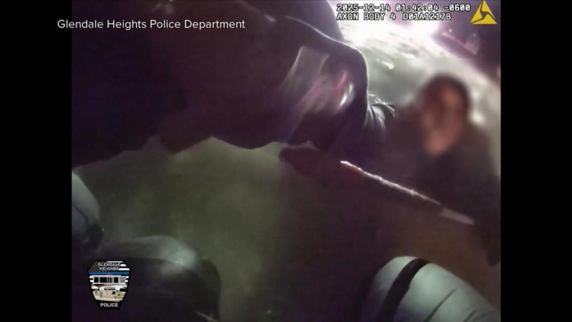 Ba người được cứu sau khi xe lao xuống hồ băng ở Illinois 1