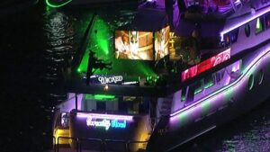 Lễ hội thuyền ánh sáng Noel tại Bãi biển Newport 34 Lễ hội thuyền ánh sáng Noel tại Bãi biển Newport