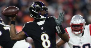 Ngôi sao NFL Lamar Jackson bị chấn thương, bỏ lỡ trận gặp Patriots