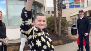 Cô bé bị thương não kỳ lạ, được về ‘nhà’ vào dịp Lễ