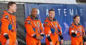 Năm 2026: Phi hành gia NASA sẽ bay quanh Mặt Trăng