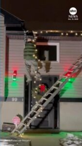 Cư dân Canada hoảng hốt khi phát hiện ‘Clark Griswold’ treo trên mái nhà