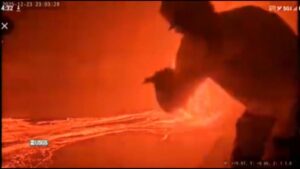 Hai người bị bắt gặp đi bộ gần núi lửa Kilauea