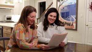 Phát hiện người phụ nữ có bạn qua thư từ thời thơ ấu là bác sĩ sản khoa