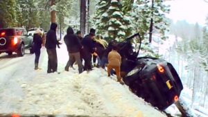 Người đàn ông tốt bụng cứu cặp đôi khỏi tai nạn