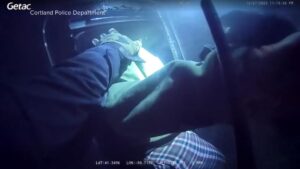 Cảnh sát Ohio giải cứu người đàn ông khỏi xe bốc cháy 34 Cảnh sát Ohio giải cứu người đàn ông khỏi xe bốc cháy