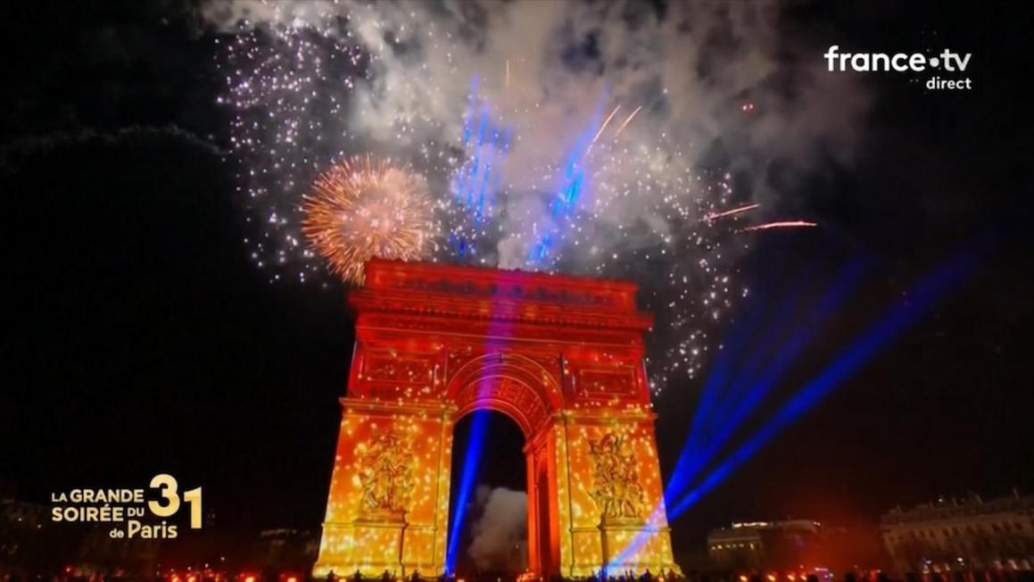 Paris đón năm mới với pháo hoa rực rỡ 1