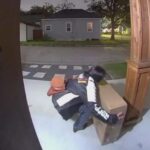 Camera ghi hình bắt tên trộm vặt đồ trước hiên nhà ở Houston 9 Camera ghi hình bắt tên trộm vặt đồ trước hiên nhà ở Houston