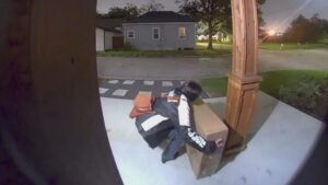 Camera ghi hình bắt tên trộm vặt đồ trước hiên nhà ở Houston