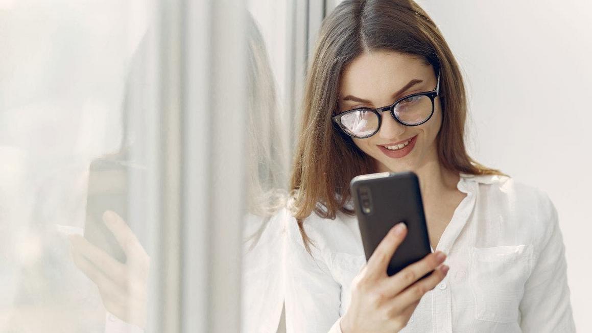 3 WOMAN SMILES AT ANDROID