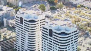 Cháy Cao Ốc ở Woodland Hills: Ba Người Nhập Viện 2 Cháy Cao Ốc ở Woodland Hills: Ba Người Nhập Viện