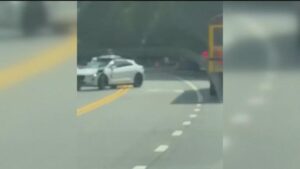 Waymo Thu Hồi Phần Mềm Sau Vụ Xe Tự Lái Vượt Đèn Đỏ Xe Buýt Trường Học