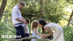 Hoàng gia Anh: Harry và Meghan chia sẻ ảnh gia đình, gửi lời chúc Giáng Sinh