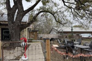 Quán Rượu Giáng Sinh Frosted Jack Mở Cửa tại Trung Tâm Boerne với Cocktail và Nhiều Hơn Thế 2 Quán Rượu Giáng Sinh Frosted Jack Mở Cửa tại Trung Tâm Boerne với Cocktail và Nhiều Hơn Thế