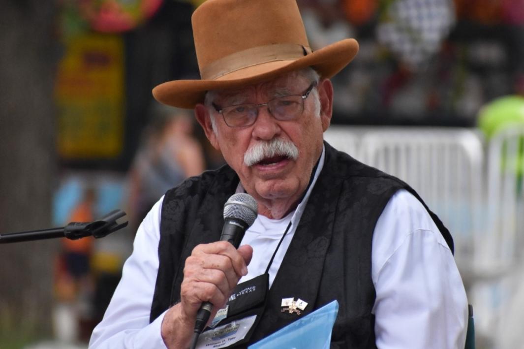 Thị trưởng Grapevine đề nghị gây quỹ $1.2M để hoãn đóng cửa trường Dove 1 398573