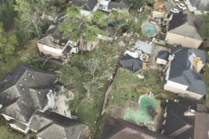 Thống Đốc Abbott Yêu Cầu SBA Đánh Giá Thiệt Hại Sau Lốc Xoáy tại Quận Harris