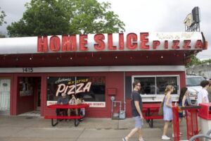 Quán pizza Home Slice ở Austin kỷ niệm 20 năm thành lập